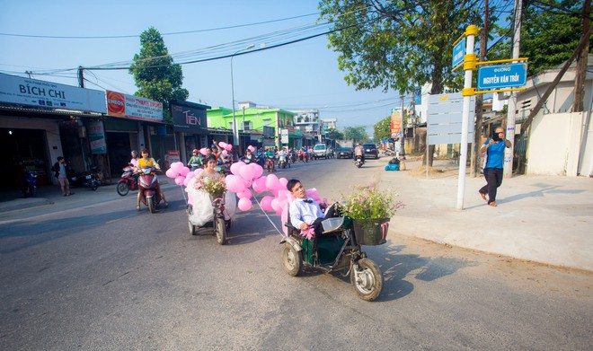 Đám cưới màu hồng với 2 chiếc xe rước dâu đặc biệt của cặp đôi khuyết tật ở Quảng Nam khiến nhiều người rưng rưng - Ảnh 4.