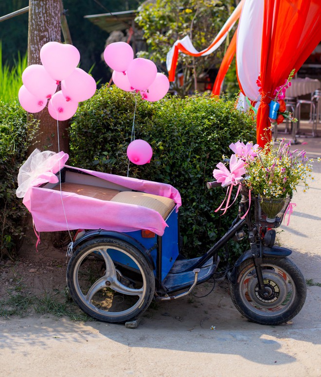 Đám cưới màu hồng với 2 chiếc xe rước dâu đặc biệt của cặp đôi khuyết tật ở Quảng Nam khiến nhiều người rưng rưng - Ảnh 2.