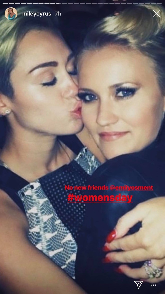 Suddenly Miley Cyrus strangely remembered her past, posted photos of when she was close to Taylor Swift and even kissed Katy Perry - Photo 15.