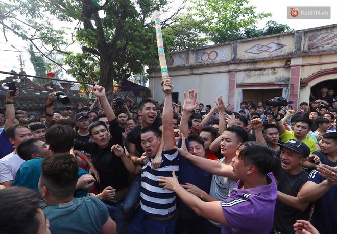 Hàng trăm trai làng lao vào tranh cướp trong lễ hội cầu may giằng bông Sơn Đồng - Ảnh 5.