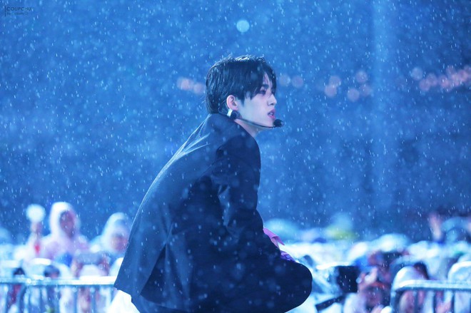 Những lần trời mưa vô tình tạo nên khoảnh khắc để đời của các idol Kpop - Ảnh 10. Những lần trời mưa vô tình tạo nên khoảnh khắc để đời của các idol Kpop - Ảnh 10.