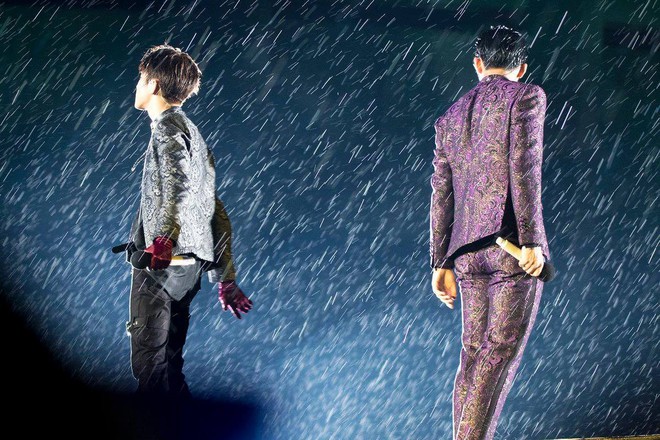 Những lần trời mưa v&ocirc; t&igrave;nh tạo n&ecirc;n khoảnh khắc để đời của c&aacute;c idol Kpop - Ảnh 2.