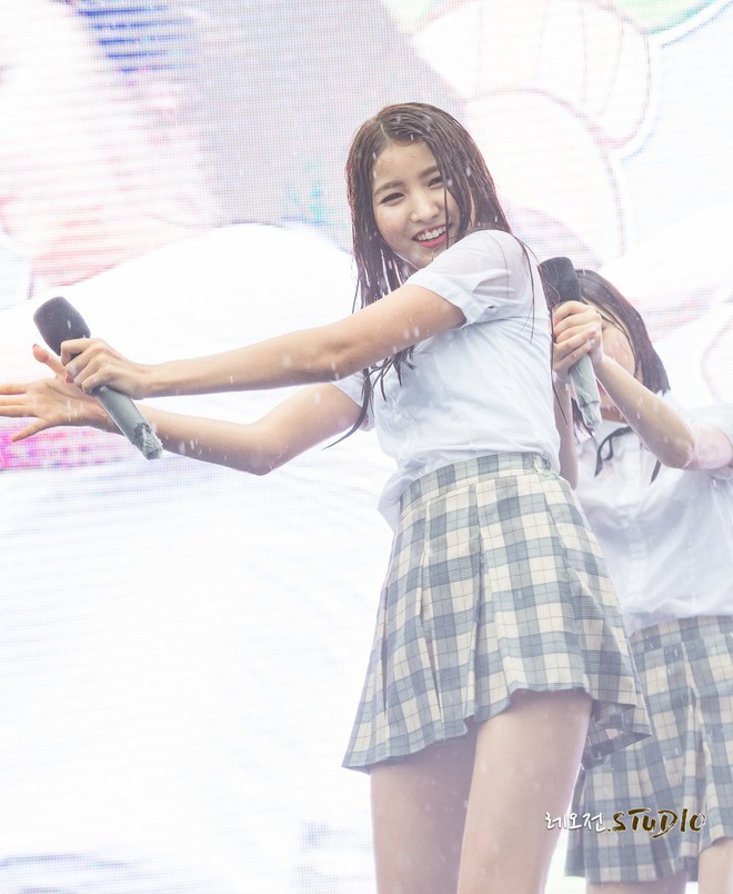 Những lần trời mưa vô tình tạo nên khoảnh khắc để đời của các idol Kpop - Ảnh 8. Những lần trời mưa vô tình tạo nên khoảnh khắc để đời của các idol Kpop - Ảnh 8.