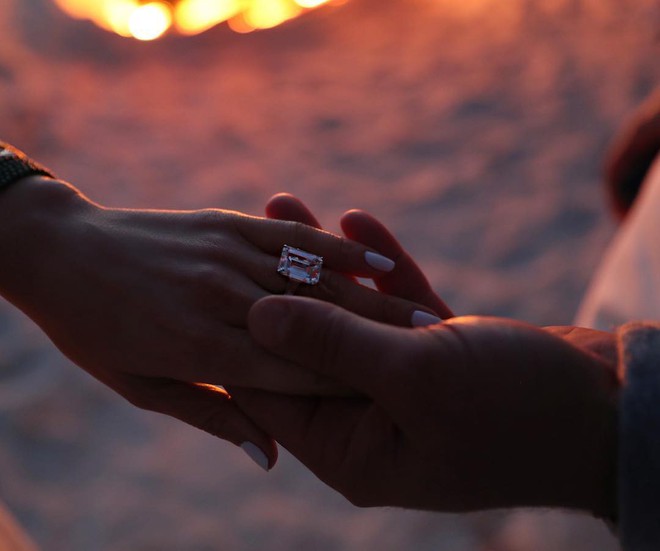 Jennifer Lopez chính thức đính hôn ở tuổi 50 sau 3 cuộc hôn nhân đổ vỡ, chiếc nhẫn trăm tỉ bạn trai cô tặng gây chú ý - Ảnh 2.