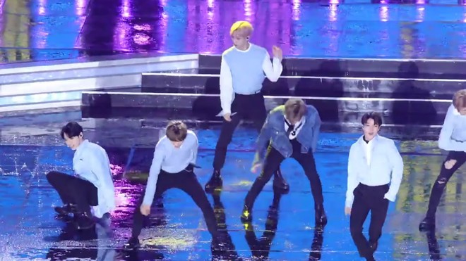 Những lần trời mưa vô tình tạo nên khoảnh khắc để đời của các idol Kpop - Ảnh 1. Những lần trời mưa vô tình tạo nên khoảnh khắc để đời của các idol Kpop - Ảnh 1.