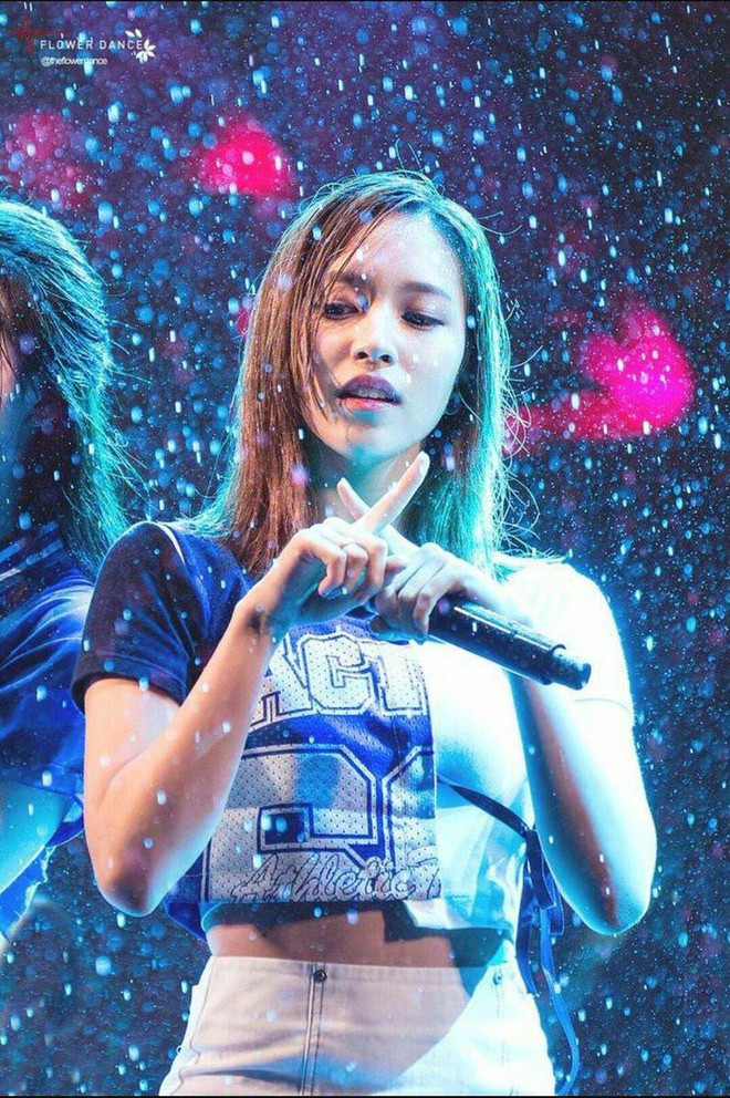 Những lần trời mưa vô tình tạo nên khoảnh khắc để đời của các idol Kpop - Ảnh 5. Những lần trời mưa vô tình tạo nên khoảnh khắc để đời của các idol Kpop - Ảnh 5.