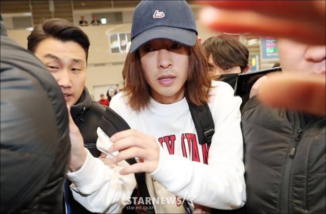 Khung cảnh hỗn loạn Jung Joon Young bị ph&oacute;ng vi&ecirc;n bao v&acirc;y khi về nước: Nh&igrave;n l&agrave; biết dư luận H&agrave;n Quốc phẫn nộ cỡ n&agrave;o! - Ảnh 5.