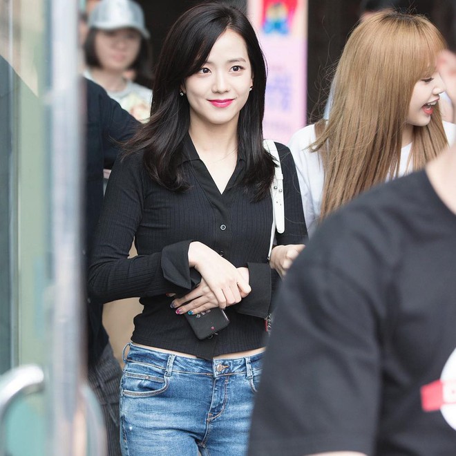 Jisoo (Black Pink) vẫn đẹp bất chấp dù chuyên môn diện kiểu quần jeans dễ dìm dáng, ít ai mặc lúc này - Ảnh 3.