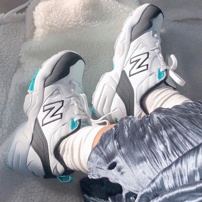 4 đ&#244;i sneaker “th&#244; kệch” được giới trẻ H&#224;n sắm ầm ầm m&#224; đảm bảo ai cũng th&#237;ch m&#234; - Ảnh 8.