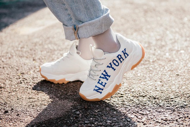 4 đ&#244;i sneaker “th&#244; kệch” được giới trẻ H&#224;n sắm ầm ầm m&#224; đảm bảo ai cũng th&#237;ch m&#234; - Ảnh 4.