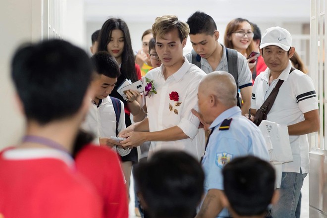 Fan chú ý: Văn Toàn xuất hiện đẹp xuất thần trong ngày nhận giải thưởng Fair-play - Ảnh 1.