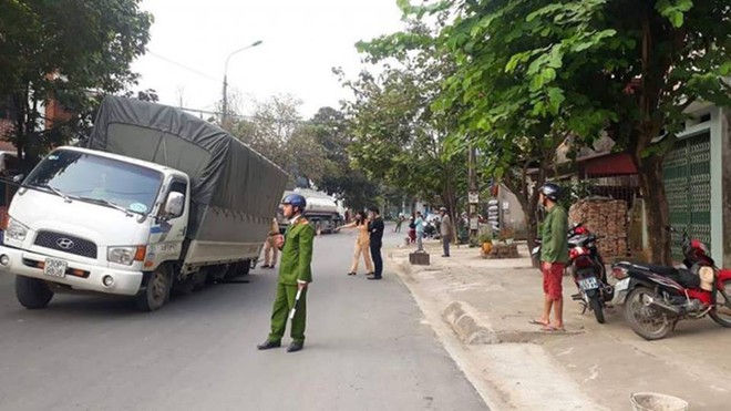 Hy hữu: Bị bánh xe tải đang di chuyển văng trúng khi đi giữa đường, tài xế xe máy bị thương - Ảnh 2.