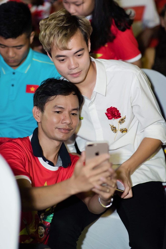 Fan chú ý: Văn Toàn xuất hiện đẹp xuất thần trong ngày nhận giải thưởng Fair-play - Ảnh 3.