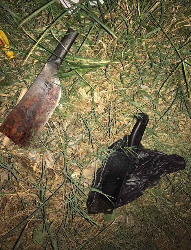 Nghịch tử ch&eacute;m chết cả nh&agrave; lu&ocirc;n trong t&igrave;nh trạng k&iacute;ch động, la h&eacute;t sau nhiều giờ bị bắt giữ - Ảnh 4.