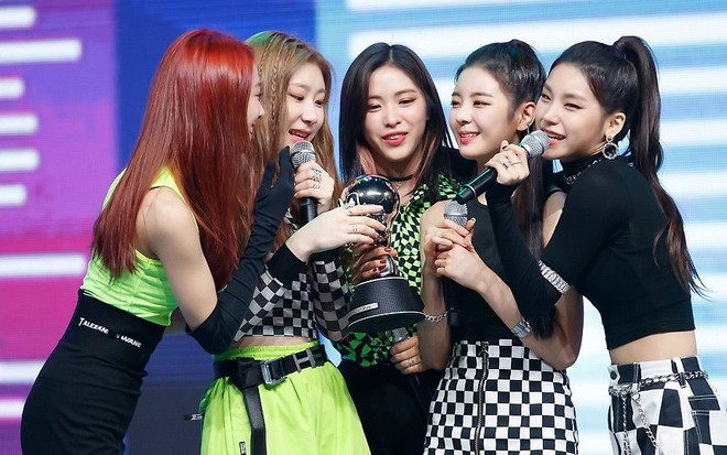 Nh&igrave;n chuỗi kỉ lục ITZY đạt được trong th&aacute;ng đầu debut, fan th&ecirc;m chắc chắn về danh hiệu t&acirc;n binh của năm - Ảnh 6.