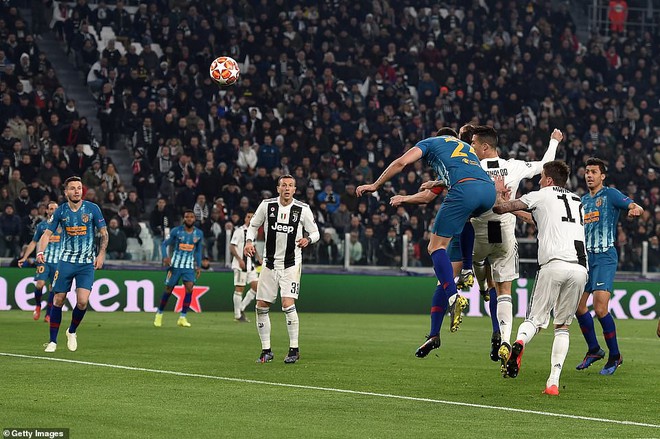 HOT: Video Ronaldo đá phạt đền ấn định màn ngược dòng từ nhiều góc quay do khán giả ngồi trong sân ghi lại - Ảnh 8.