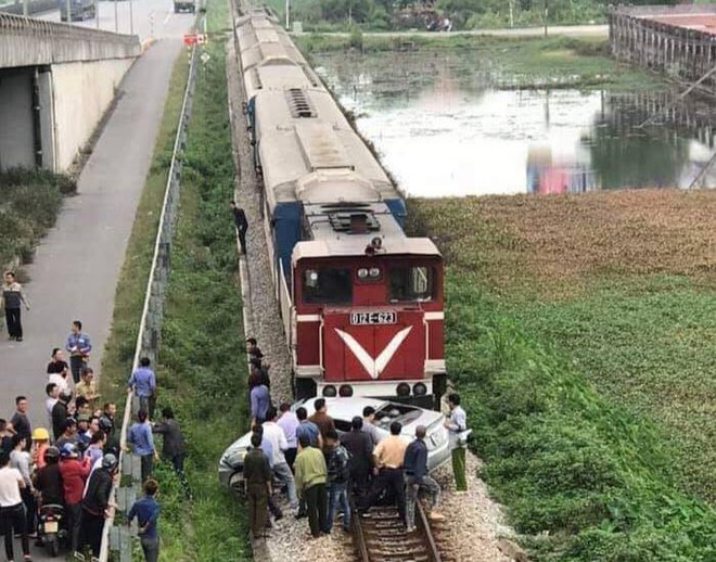 Qua đường không quan sát ô tô bị tàu hỏa đâm trúng, 2 người chết 3 người bị thương - Ảnh 1.