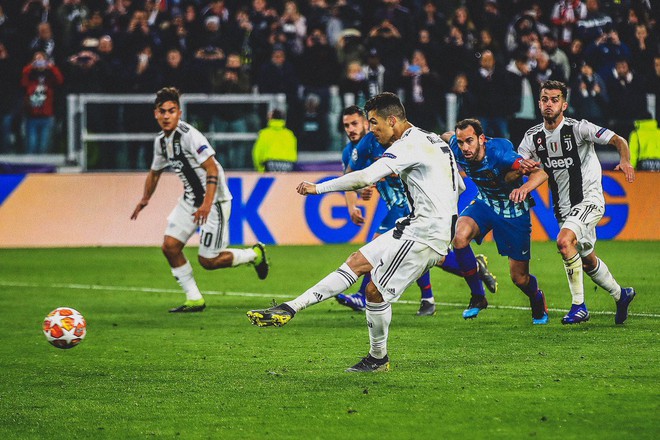 HOT: Video Ronaldo đá phạt đền ấn định màn ngược dòng từ nhiều góc quay do khán giả ngồi trong sân ghi lại - Ảnh 3.