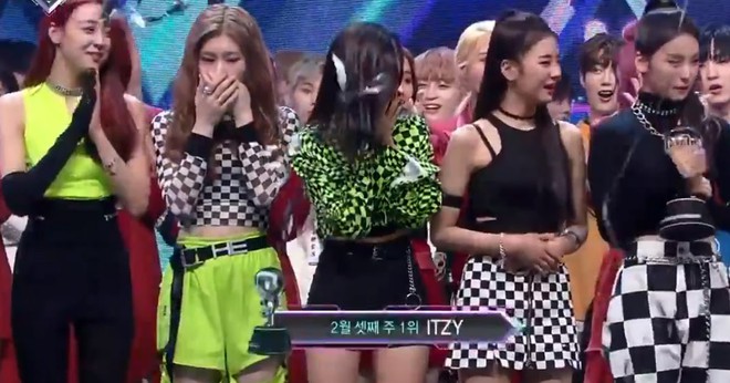 Nh&igrave;n chuỗi kỉ lục ITZY đạt được trong th&aacute;ng đầu debut, fan th&ecirc;m chắc chắn về danh hiệu t&acirc;n binh của năm - Ảnh 5.