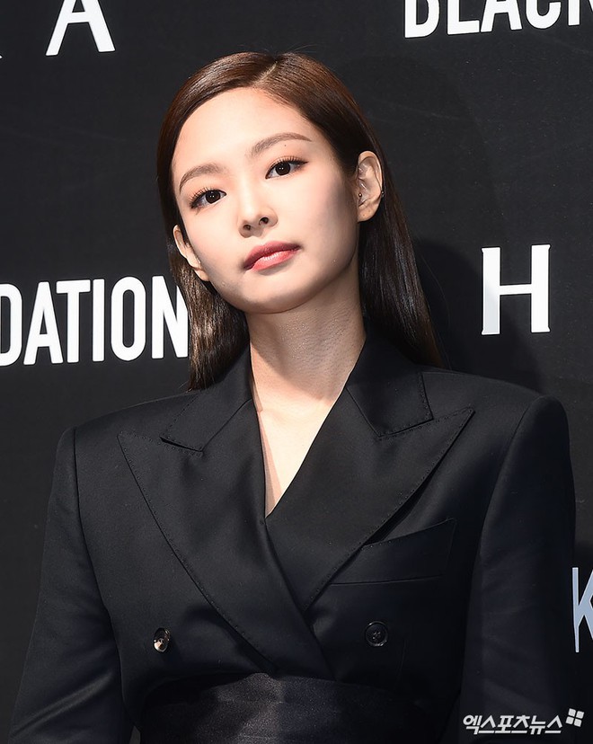 Jennie (Black Pink) lộ diện sau tin đồn chấn động: Vừa tươi tắn vừa sang chảnh, nhưng su&yacute;t hớ h&ecirc;nh v&igrave; v&aacute;y qu&aacute; ngắn - Ảnh 9.