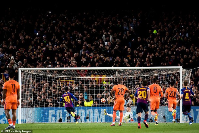 Ronaldo gọi, Messi trả lời: Bọ ch&eacute;t nguy&ecirc;n tử tr&igrave;nh diễn phong độ thần th&aacute;nh trong chiến thắng hủy diệt 5-1 trước Lyon (Ph&aacute;p) - Ảnh 4.