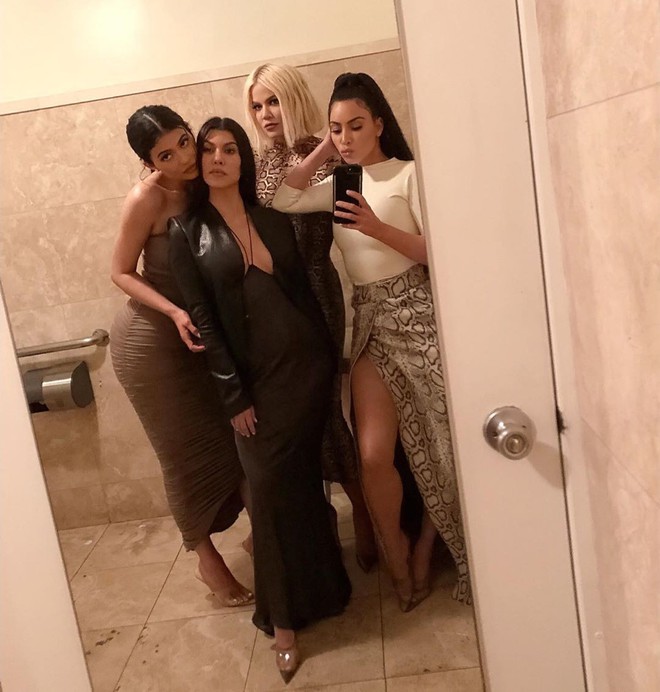 Mải mê bên bạn bè, Kendall Jenner bỏ lỡ cuộc vui cùng bốn chị em Kardashian - Ảnh 7.