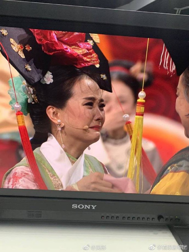 Bộ sậu Ho&agrave;n Ch&acirc;u C&aacute;ch C&aacute;ch kh&oacute;c nức nở khi t&aacute;i ngộ, đụng độ d&agrave;n Di&ecirc;n Hi C&ocirc;ng Lược ngay tr&ecirc;n s&acirc;n khấu - Ảnh 4.