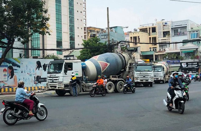 Hàng chục xe bồn bê tông nối đuôi chạy ầm ầm giữa ban ngày ở trung tâm Sài Gòn khiến người dân bức xúc - Ảnh 1.