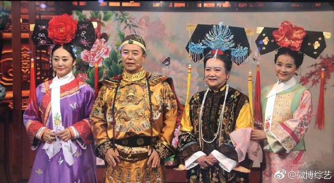Bộ sậu Ho&agrave;n Ch&acirc;u C&aacute;ch C&aacute;ch kh&oacute;c nức nở khi t&aacute;i ngộ, đụng độ d&agrave;n Di&ecirc;n Hi C&ocirc;ng Lược ngay tr&ecirc;n s&acirc;n khấu - Ảnh 1.