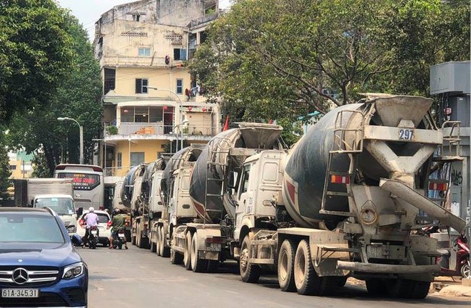 Hàng chục xe bồn bê tông nối đuôi chạy ầm ầm giữa ban ngày ở trung tâm Sài Gòn khiến người dân bức xúc - Ảnh 3.