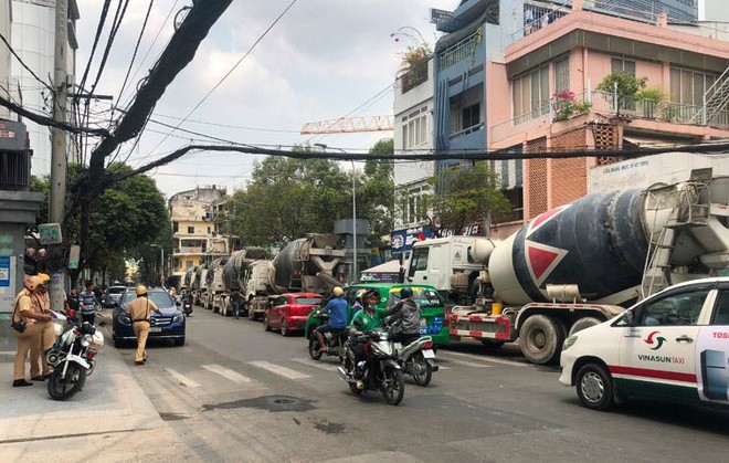 Hàng chục xe bồn bê tông nối đuôi chạy ầm ầm giữa ban ngày ở trung tâm Sài Gòn khiến người dân bức xúc - Ảnh 2.