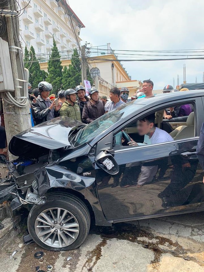 Thanh niên ôm vô lăng lắc lư, nhún nhảy say sưa sau khi tông trúng hàng loạt ô tô, xe máy ở Đà Lạt - Ảnh 3.