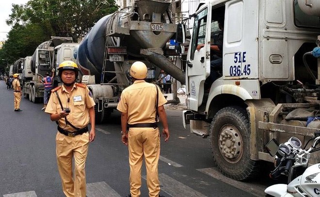 Hàng chục xe bồn bê tông nối đuôi chạy ầm ầm giữa ban ngày ở trung tâm Sài Gòn khiến người dân bức xúc - Ảnh 4.