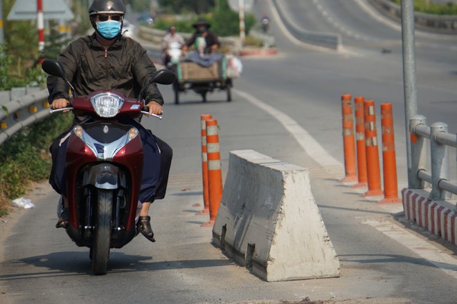 TP. HCM: Cục bê tông chặn ô tô vào làn xe máy đã bị “bứng” sau khi khiến 2 người thương vong  - Ảnh 2.