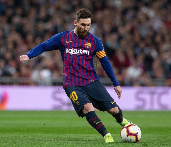 Ronaldo gọi, Messi trả lời: Bọ ch&eacute;t nguy&ecirc;n tử tr&igrave;nh diễn phong độ thần th&aacute;nh trong chiến thắng hủy diệt 5-1 trước Lyon (Ph&aacute;p) - Ảnh 1.