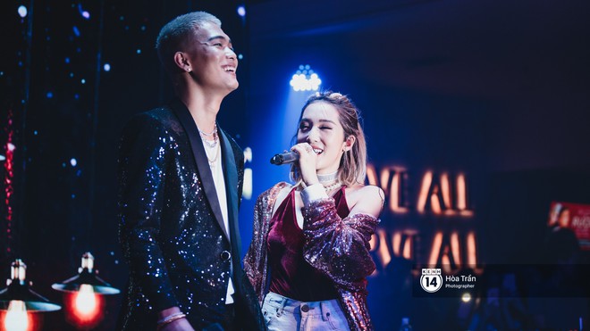 Emily v&agrave; Big Daddy kh&oacute;a m&ocirc;i nhau cực ngọt, c&ocirc;ng khai n&oacute;i lời y&ecirc;u l&atilde;ng mạn tại concert đầu ti&ecirc;n trong sự nghiệp - Ảnh 1.