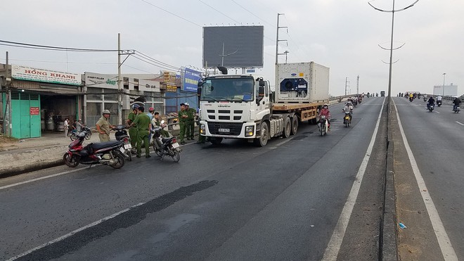 TP.HCM: Xe máy va chạm với xe container khiến người đàn ông tử vong, bé trai 10 tuổi nguy kịch - Ảnh 1.