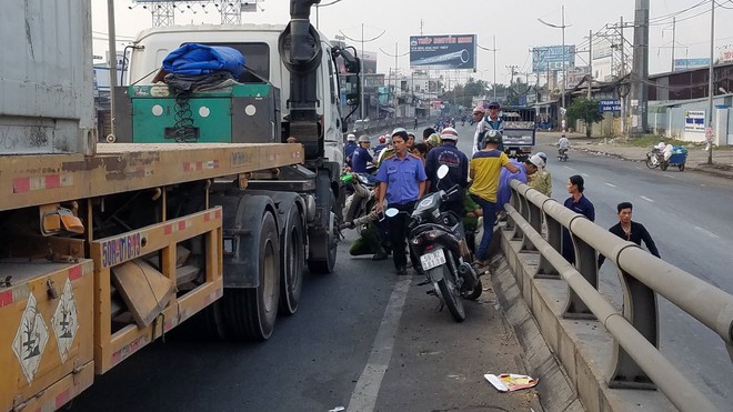 TP.HCM: Xe máy va chạm với xe container khiến người đàn ông tử vong, bé trai 10 tuổi nguy kịch - Ảnh 2.