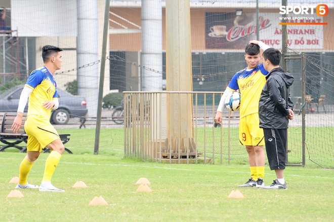 Quang Hải chấn thương nhưng không rời trái bóng, thầy Park can ngăn rồi khuyên bảo đầy tình cảm - Ảnh 1.