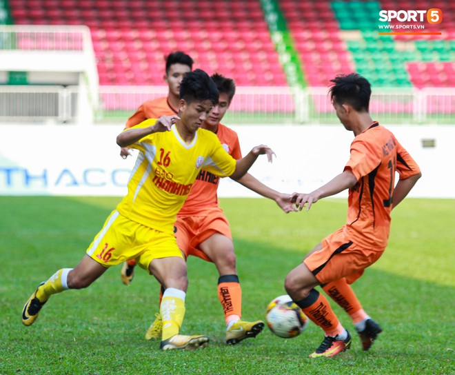 HLV từng dẫn dắt tại World Cup tới theo dõi giải U19 Quốc gia, ghi chép tỉ mỉ để chọn ra những Quang Hải, Văn Hậu mới cho bóng đá Việt - Ảnh 8.