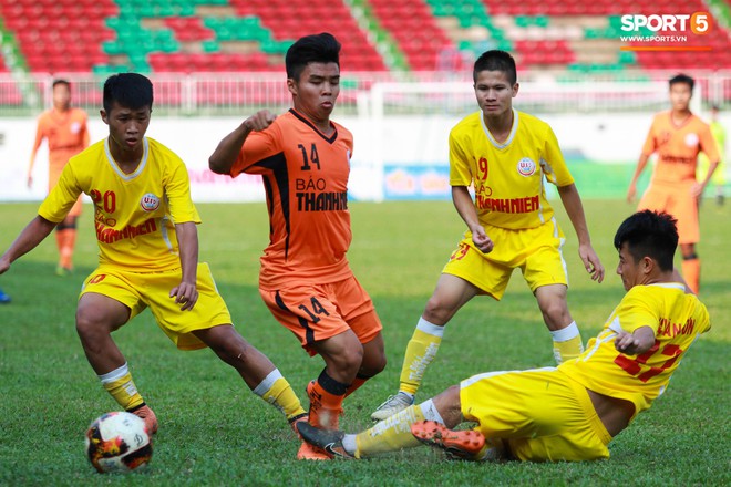 HLV từng dẫn dắt tại World Cup tới theo dõi giải U19 Quốc gia, ghi chép tỉ mỉ để chọn ra những Quang Hải, Văn Hậu mới cho bóng đá Việt - Ảnh 6.