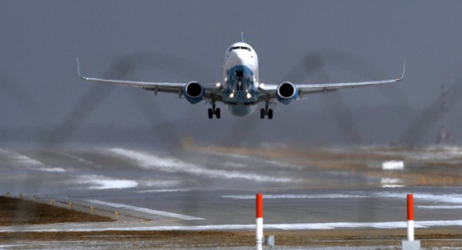 Máy bay Boeing 737-800 hạ cánh khẩn cấp ở Nga, khả năng hỏng động cơ  - Ảnh 1.