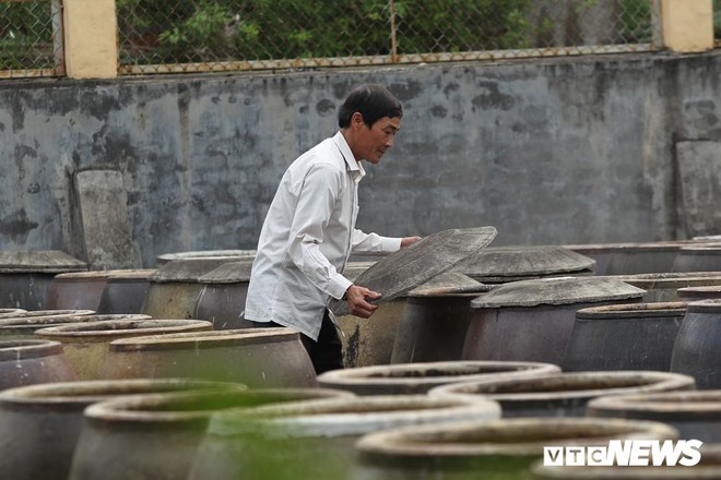 Ảnh: Cận cảnh quy trình sản xuất nước mắm truyền thống, 2 năm mới cho ra thành phẩm - Ảnh 4.