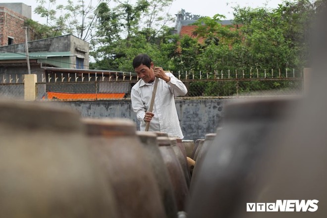 Ảnh: Cận cảnh quy trình sản xuất nước mắm truyền thống, 2 năm mới cho ra thành phẩm - Ảnh 5.