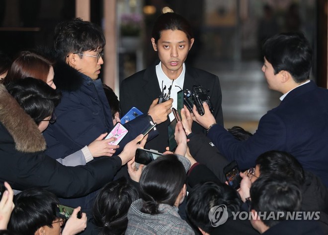 M&acirc;u thuẫn đ&aacute;ng ch&uacute; &yacute; giữa lời khai của Seungri, Jung Joon Young trong phi&ecirc;n thẩm vấn v&agrave; khi trả lời b&aacute;o giới - Ảnh 2.