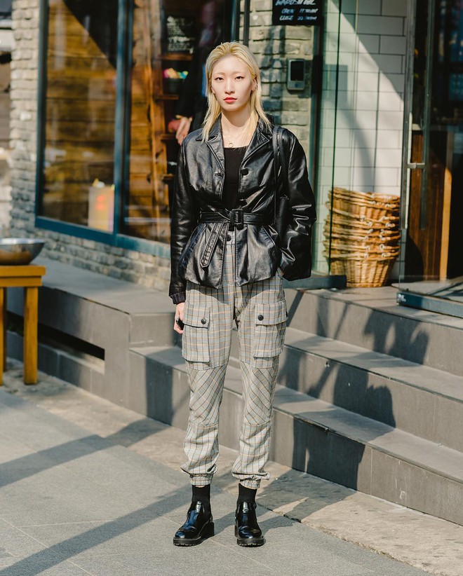 Chỉ cần ngắm street style chất lừ của giới trẻ Hàn tuần qua, công cuộc ăn mặc của bạn chắc chắn sẽ lên hương - Ảnh 3.