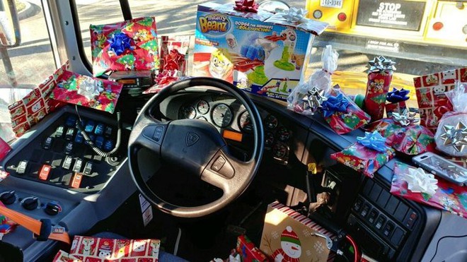 Chiếc xe buýt chứa đầy bánh kẹo, đồ chơi và câu chuyện về anh tài xế thích tặng quà cho khách đi xe - Ảnh 1.