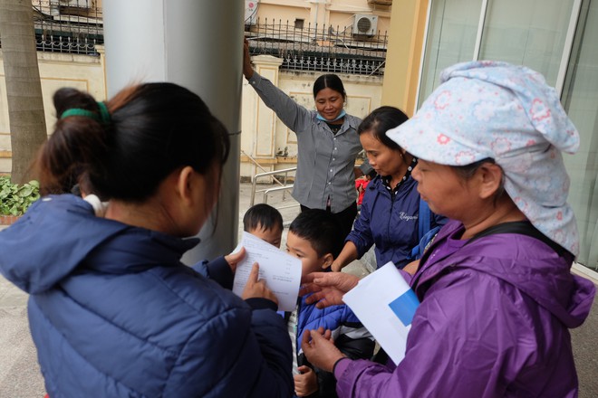 Vụ hàng chục học sinh Bắc Ninh nhiễm sán: Con tôi được xét nghiệm không nhiễm sán nhưng vẫn được bệnh viện chỉ định uống thuốc - Ảnh 1.