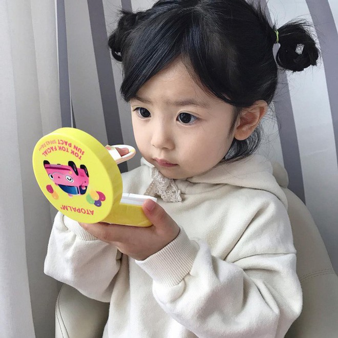 Trẻ em Hàn Quốc thi nhau trang điểm, mỹ phẩm trở thành “đồ chơi thế hệ mới” - Ảnh 1.