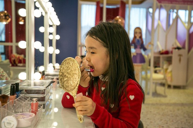 Trẻ em Hàn Quốc thi nhau trang điểm, mỹ phẩm trở thành “đồ chơi thế hệ mới” - Ảnh 2.
